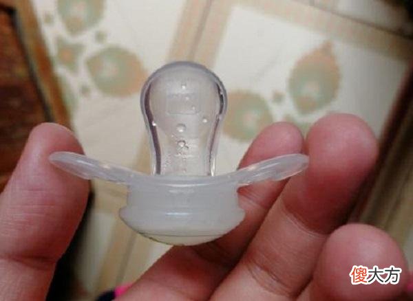 宝宝使用安抚奶嘴，什么时候帮他戒掉才好？最迟别超过这个岁数