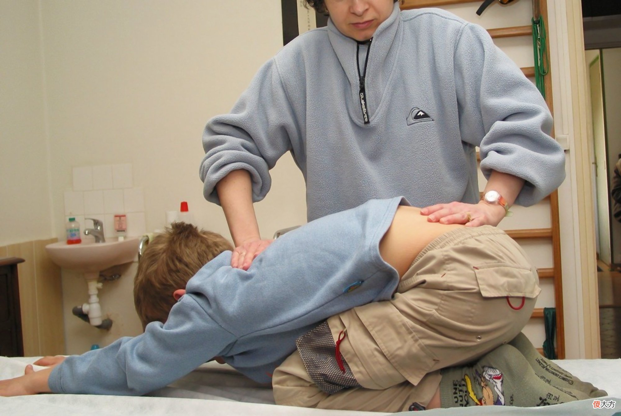 脊椎问题可能是幼年留下的，父母自省3种错误行为，别再坑娃了