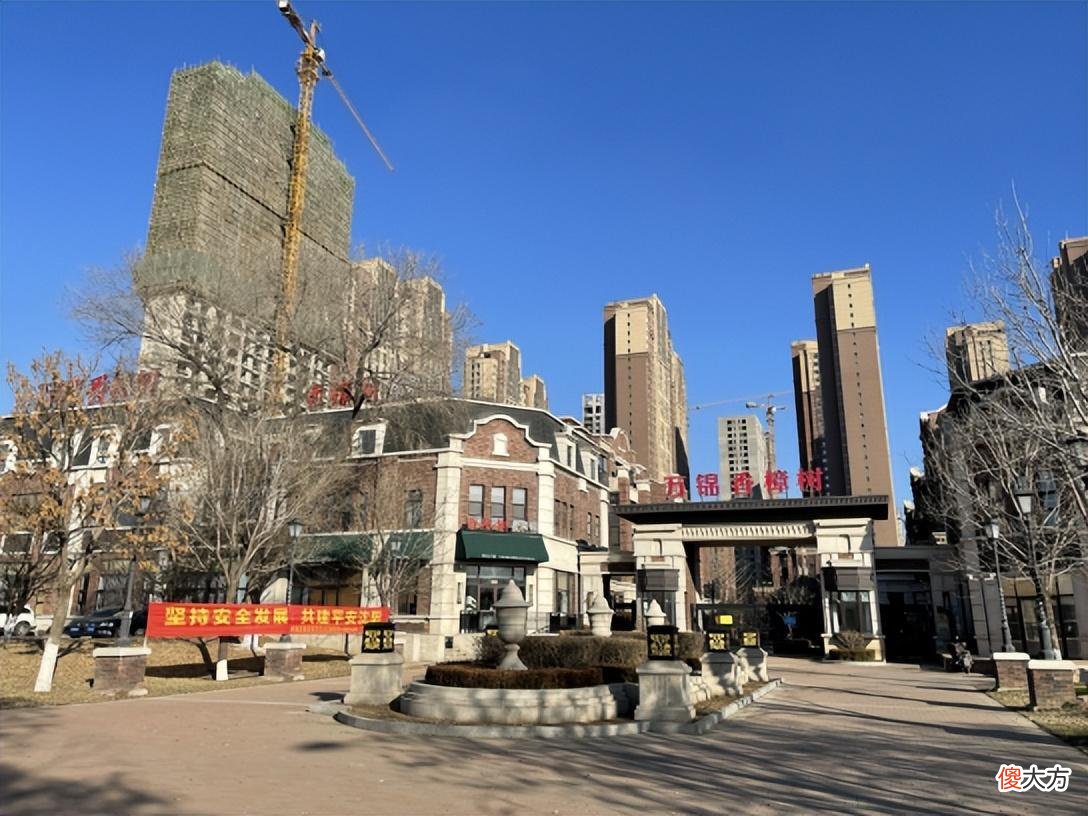 【时尚一点】一个化妆品牌的撤退，为什么会影响到我们买房的选择？