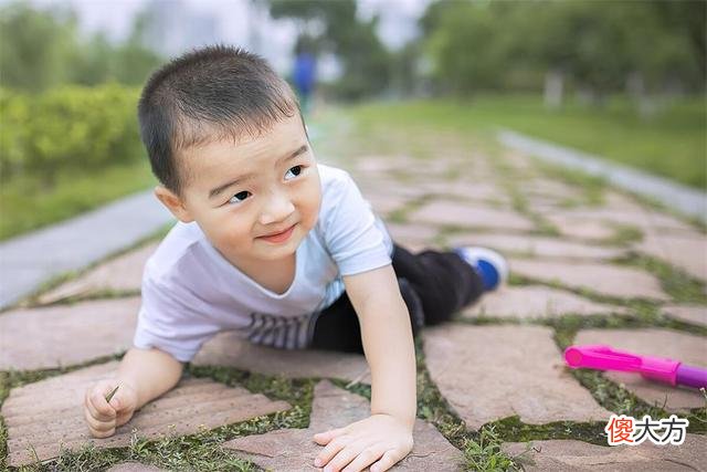 孩子摔倒不用扶？“不理会”的育儿方式要摒弃，这四种行为要摒弃