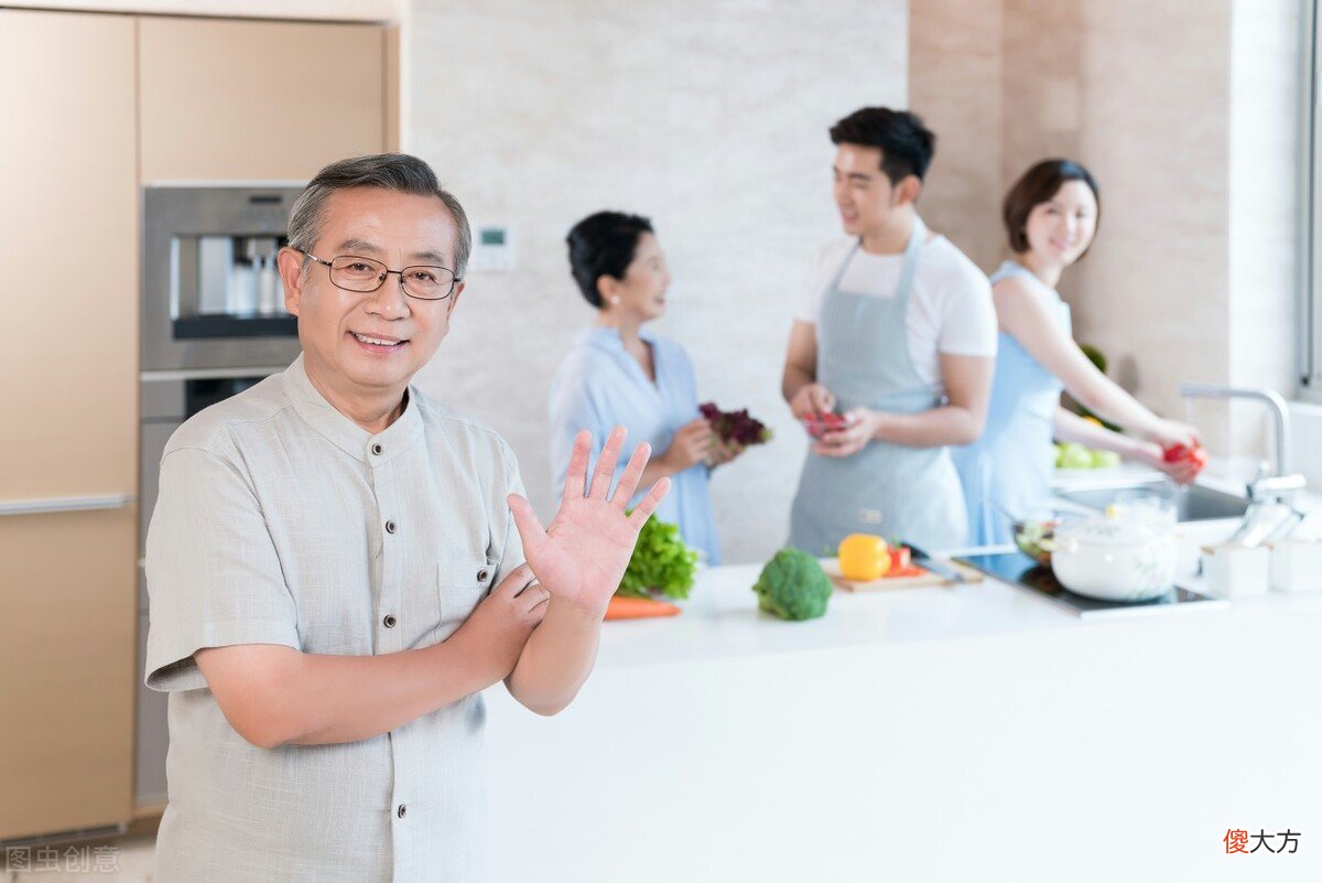 “凭啥养老靠自己?子女又不是吃土长大的”大爷的话让人无法反驳