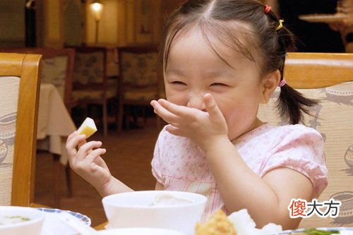 有种“择优遗传”叫憨豆的女儿，本以为很丑，但长相不输女明星