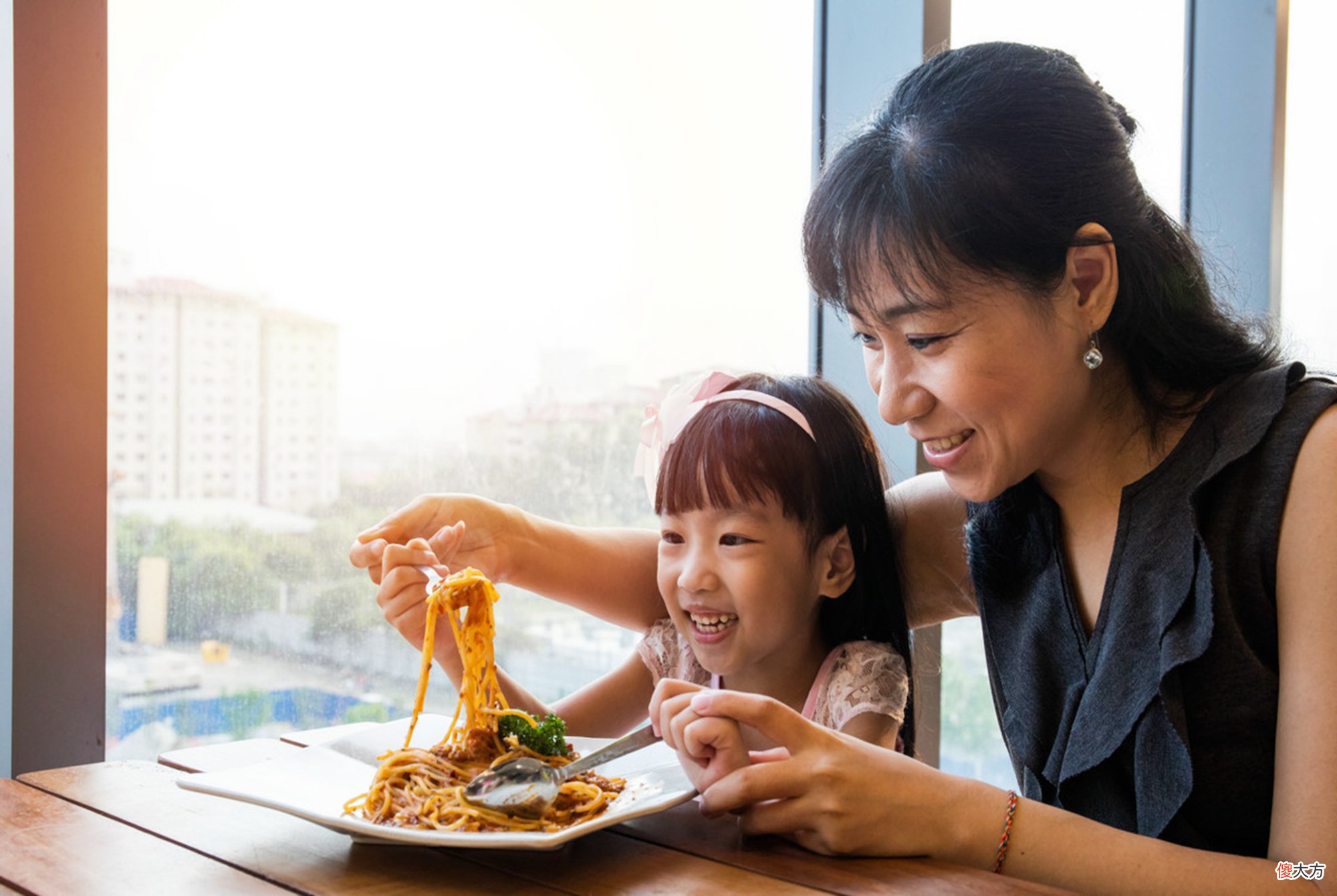 有种“择优遗传”叫憨豆的女儿，本以为很丑，但长相不输女明星