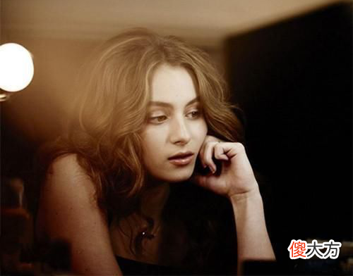 有种“择优遗传”叫憨豆的女儿，本以为很丑，但长相不输女明星