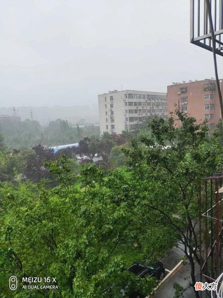 【就爱时尚】初秋大雨思绵绵