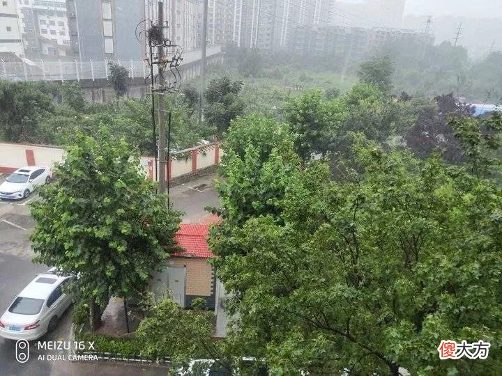 【就爱时尚】初秋大雨思绵绵