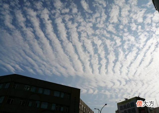 北京上空“天现异象”，天空突然裂开两半，这会是地震的前兆？