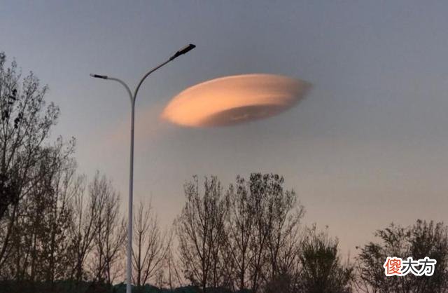 北京上空“天现异象”，天空突然裂开两半，这会是地震的前兆？