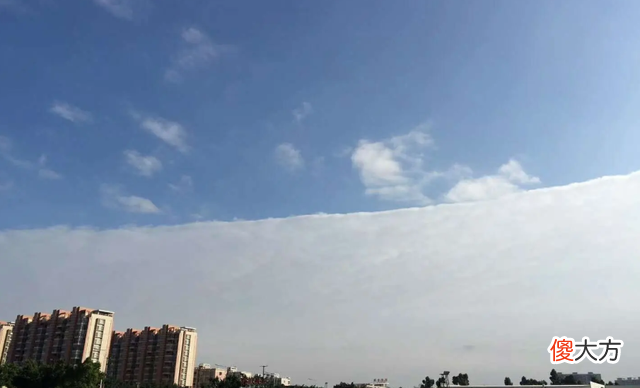 北京上空“天现异象”，天空突然裂开两半，这会是地震的前兆？