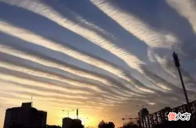 北京上空“天现异象”，天空突然裂开两半，这会是地震的前兆？