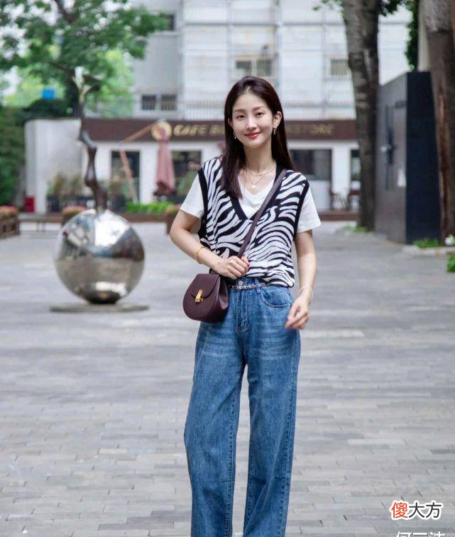 【时尚一点】浅色针织开衫搭配蓝色牛仔裤，春季时尚博主的穿搭技巧