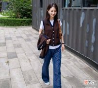 【时尚一点】浅色针织开衫搭配蓝色牛仔裤，春季时尚博主的穿搭技巧