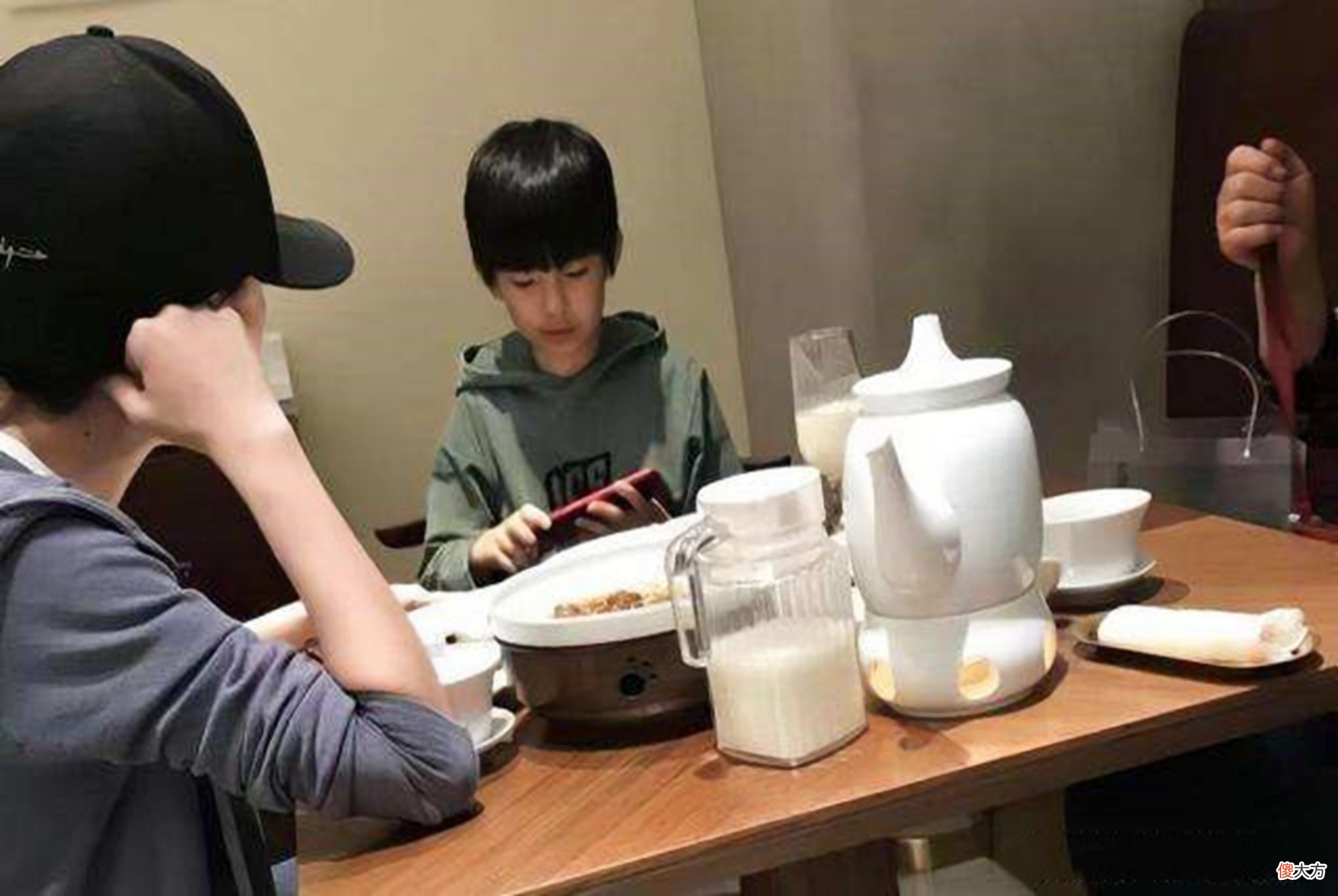 “饭桌见人品”：孩子将来有没有出息，从饭桌上就能看出“苗头”