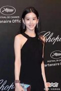 【时尚一点】富商老婆章泽天高调现活动，穿黑色挂脖连体裤，名媛气质惊艳