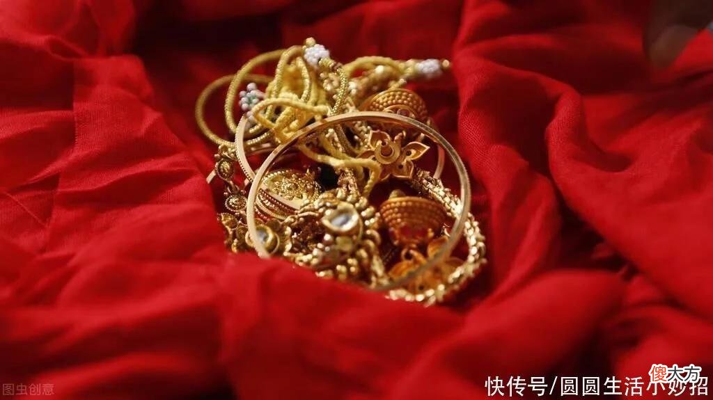 【时尚一点】黄金首饰你天天戴吗?这4种情况赶紧摘下来,否则首饰越戴越轻