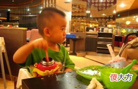 孩子吃饭如果有“这3种表现”，长大多半没出息，家长要及时纠正