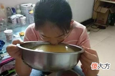孩子吃饭如果有“这3种表现”，长大多半没出息，家长要及时纠正