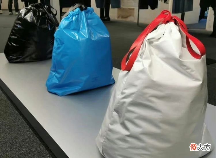 【时尚一点】垃圾袋售价1万2，童年发夹摇身一变也成奢侈品？巴黎世家穷疯了吗