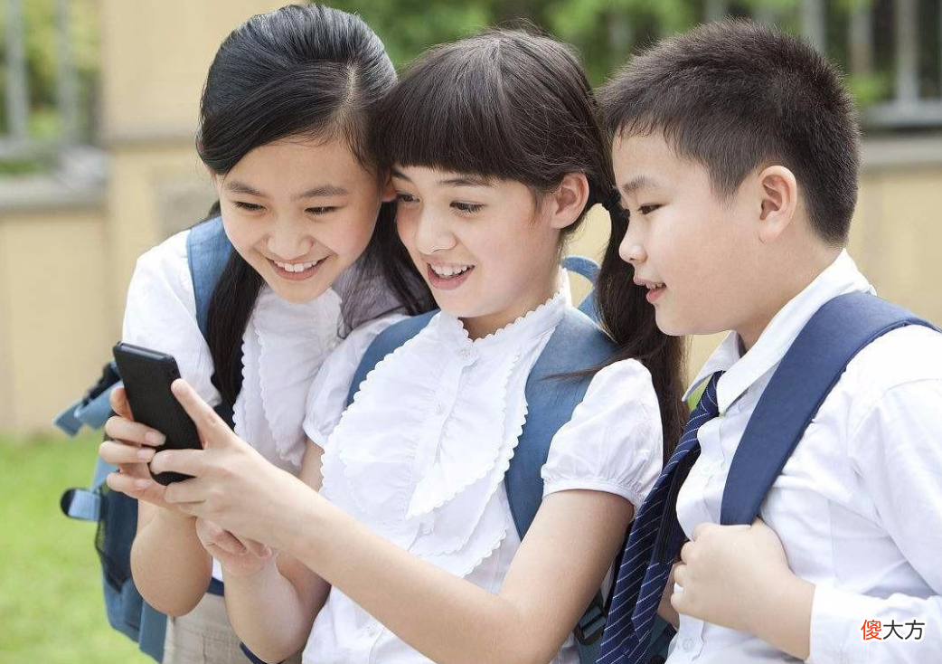 “看20分钟手机会瞎，看一天书却能护眼”，中学生作文引人深思