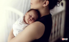 横抱哭竖抱笑！婴儿藏着怎样的“小心思”？家长竖抱宝宝要注意