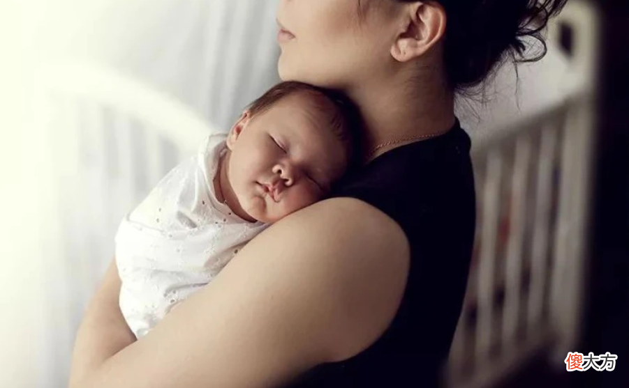横抱哭竖抱笑！婴儿藏着怎样的“小心思”？家长竖抱宝宝要注意