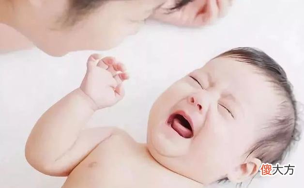 常抱着和躺着的孩子，哪个发育更健康更全面？家长抱娃姿势需重视