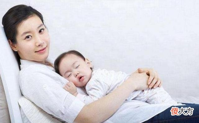 常抱着和躺着的孩子，哪个发育更健康更全面？家长抱娃姿势需重视