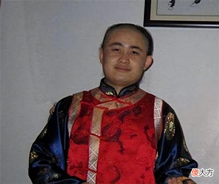 【历史故事】他自称是慈禧后人，沉浸在阿哥梦中无法自拔，参加综艺丑态百出