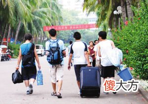 9月开学季,大一新生需要家长“护送”吗?不妨听听孩子的真心话