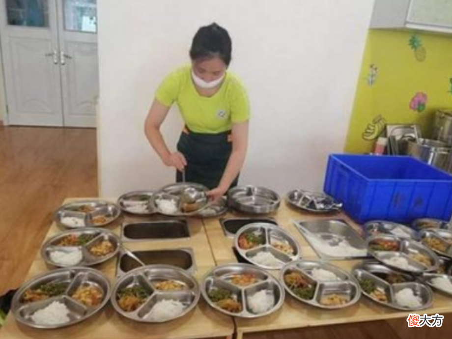 妈妈溜进幼儿园，发现“天价午餐”真面目，宝妈：我们好欺负？