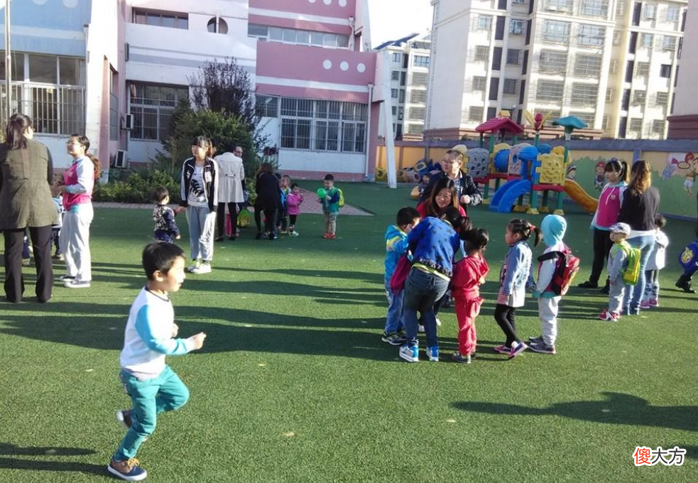 妈妈溜进幼儿园，发现“天价午餐”真面目，宝妈：我们好欺负？