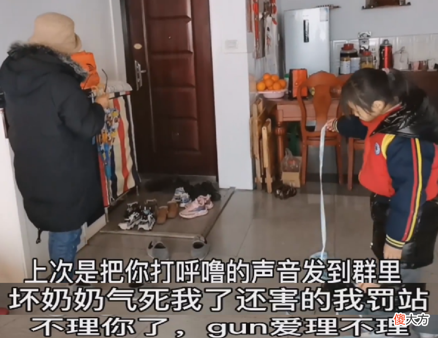 奶奶在家长群回复“好的”,打错一字气坏老师,孙女:糗大了
