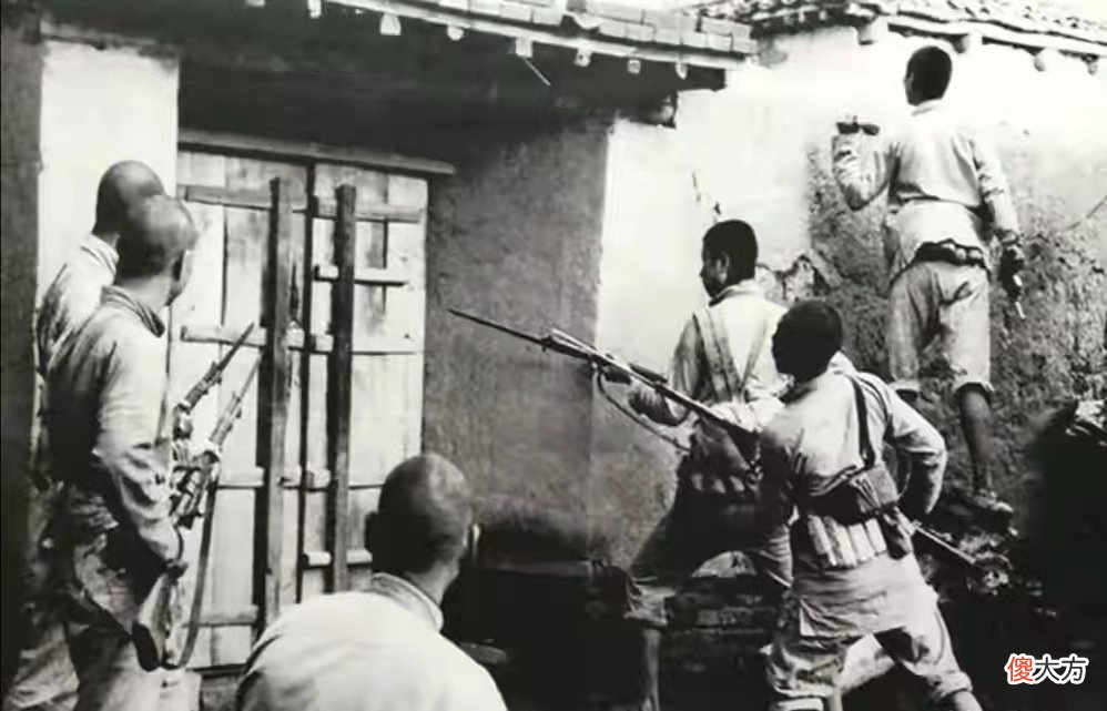 【历史故事】老人被日军抓去带路，灵机一动用桐油做饭，日本兵集体中毒被歼