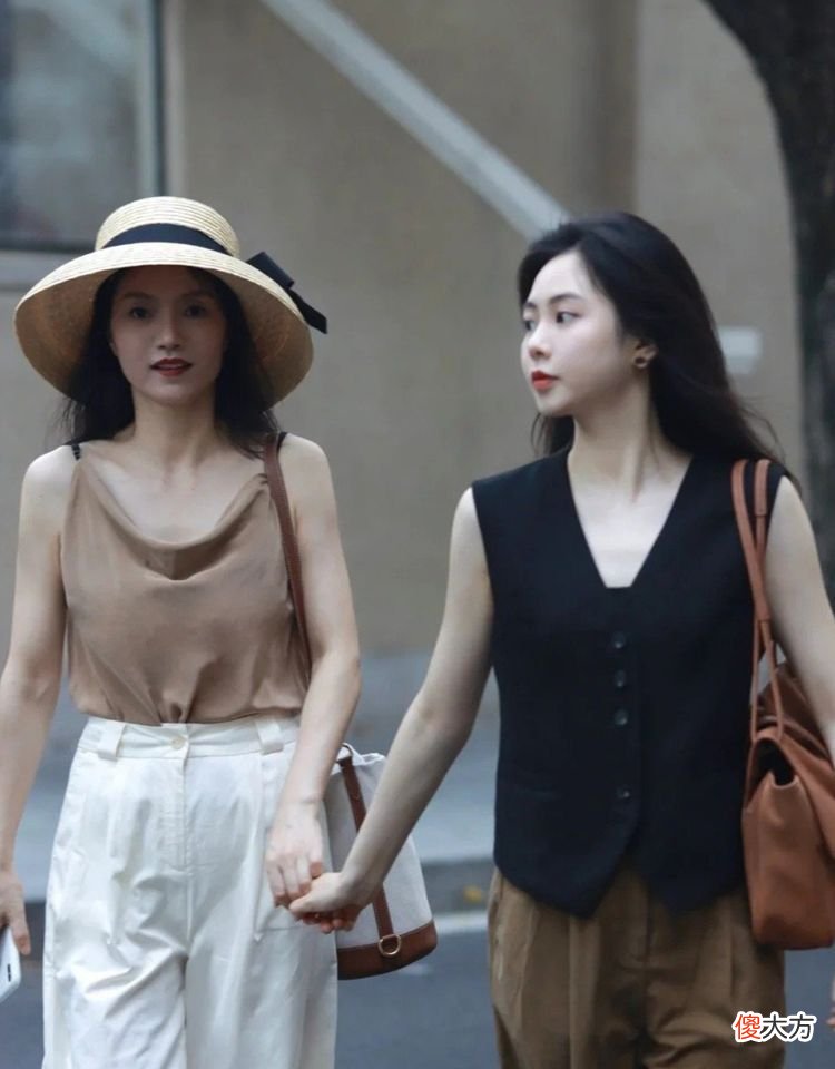 【就爱时尚】女人不管年纪多大：不刻意装嫩、不浮夸花哨，穿搭简约得体才高级