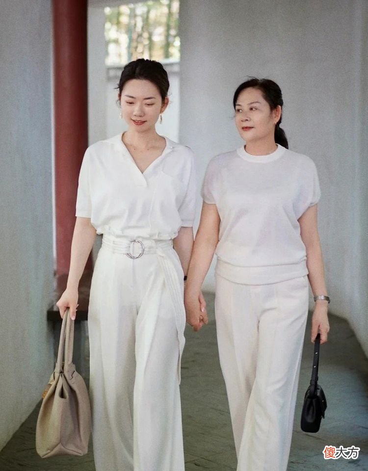 【就爱时尚】女人不管年纪多大：不刻意装嫩、不浮夸花哨，穿搭简约得体才高级