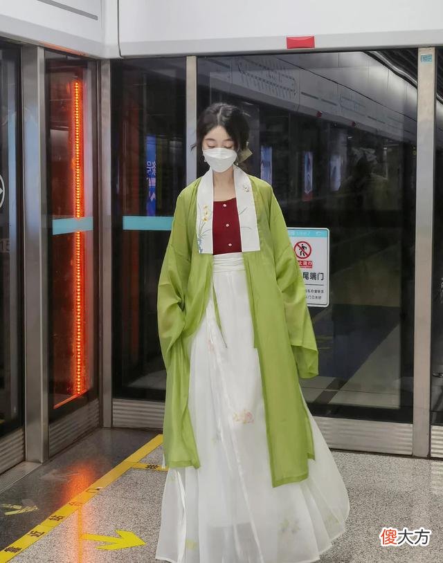 【就爱时尚】被地铁里的“美人”惊艳了！穿“汉服”温婉又仙气，真让人心动！