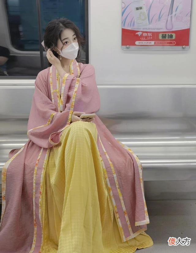 【就爱时尚】被地铁里的“美人”惊艳了！穿“汉服”温婉又仙气，真让人心动！