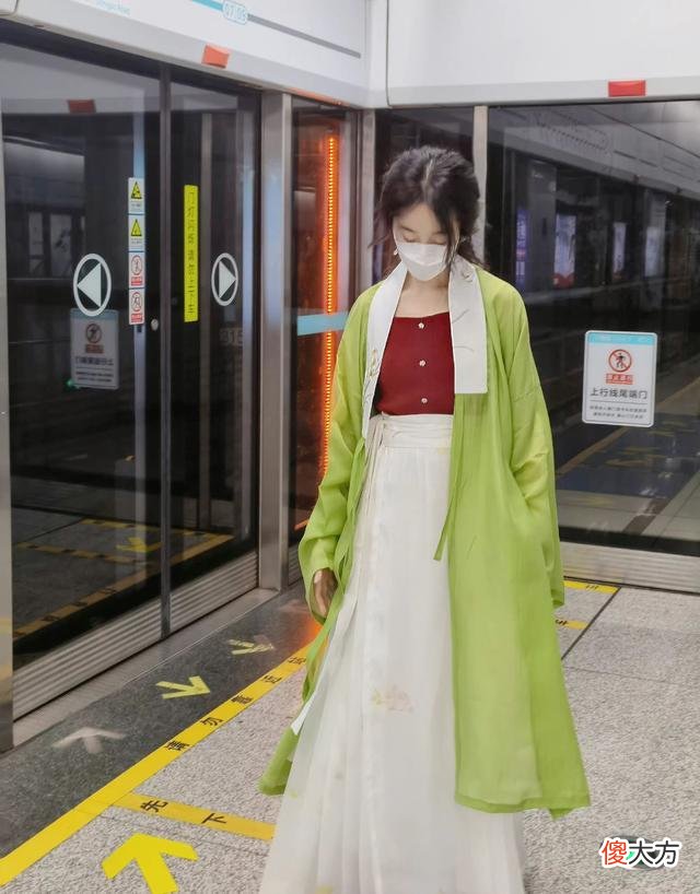 【就爱时尚】被地铁里的“美人”惊艳了！穿“汉服”温婉又仙气，真让人心动！