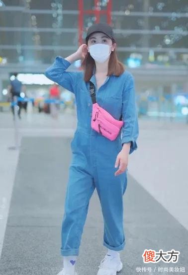 【时尚一点】39岁阿Sa衣品真好，穿白色卫衣玩转下衣失踪，配中筒袜像00后