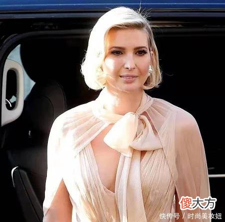 【就爱时尚】伊万卡真是人间尤物，裸色连衣裙配金色短发，透视披肩美炸了