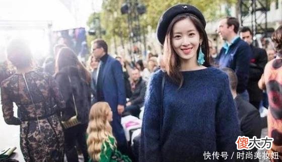 【时尚一点】富商老婆章泽天气质惊艳，蓝色毛衣配紧身皮裤，阔太太真洋气