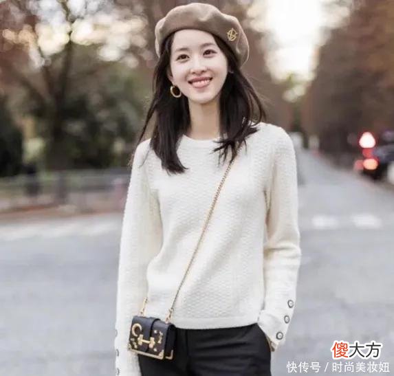 【时尚一点】富商老婆章泽天气质惊艳，蓝色毛衣配紧身皮裤，阔太太真洋气