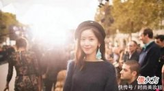 【时尚一点】富商老婆章泽天气质惊艳，蓝色毛衣配紧身皮裤，阔太太真洋气