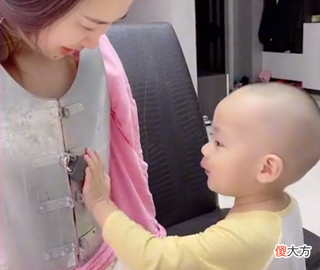 吉林一儿子总钻妈妈衣服里，爸爸做了件铁马甲：多少带点私人恩怨