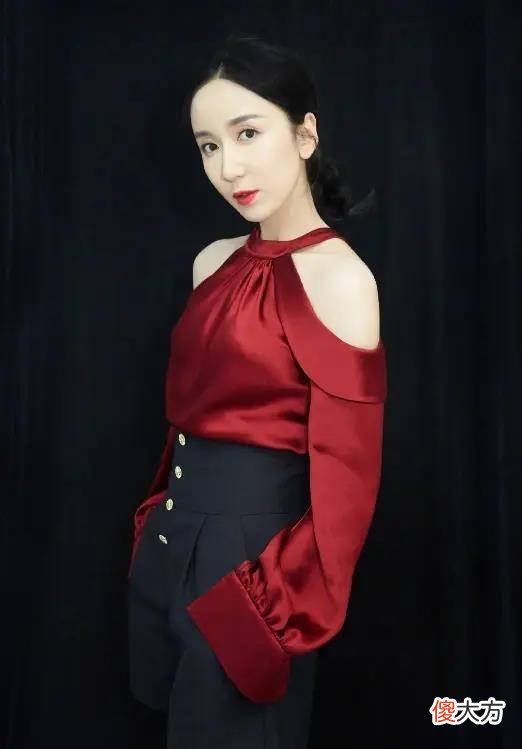 【时尚一点】娄艺潇太会选了，短裙的搭配更是必不可少，上衣这么有特色
