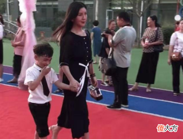 中国接娃像“睡衣大会”，日本妈妈像选美，孩子长大“差距”明显