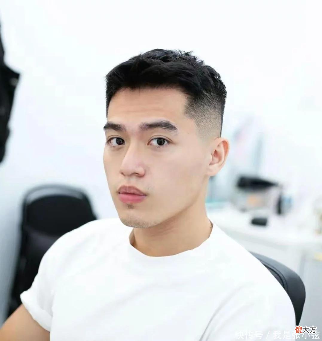 【时尚一点】男人到了中年别乱剪头发，这3种“发型”记得避开，油腻又掉气质