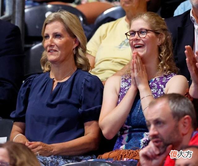 【就爱时尚】女王家老三的女儿，颜值气质不输嫂子凯特，穿妈妈旧衣照样美哒哒