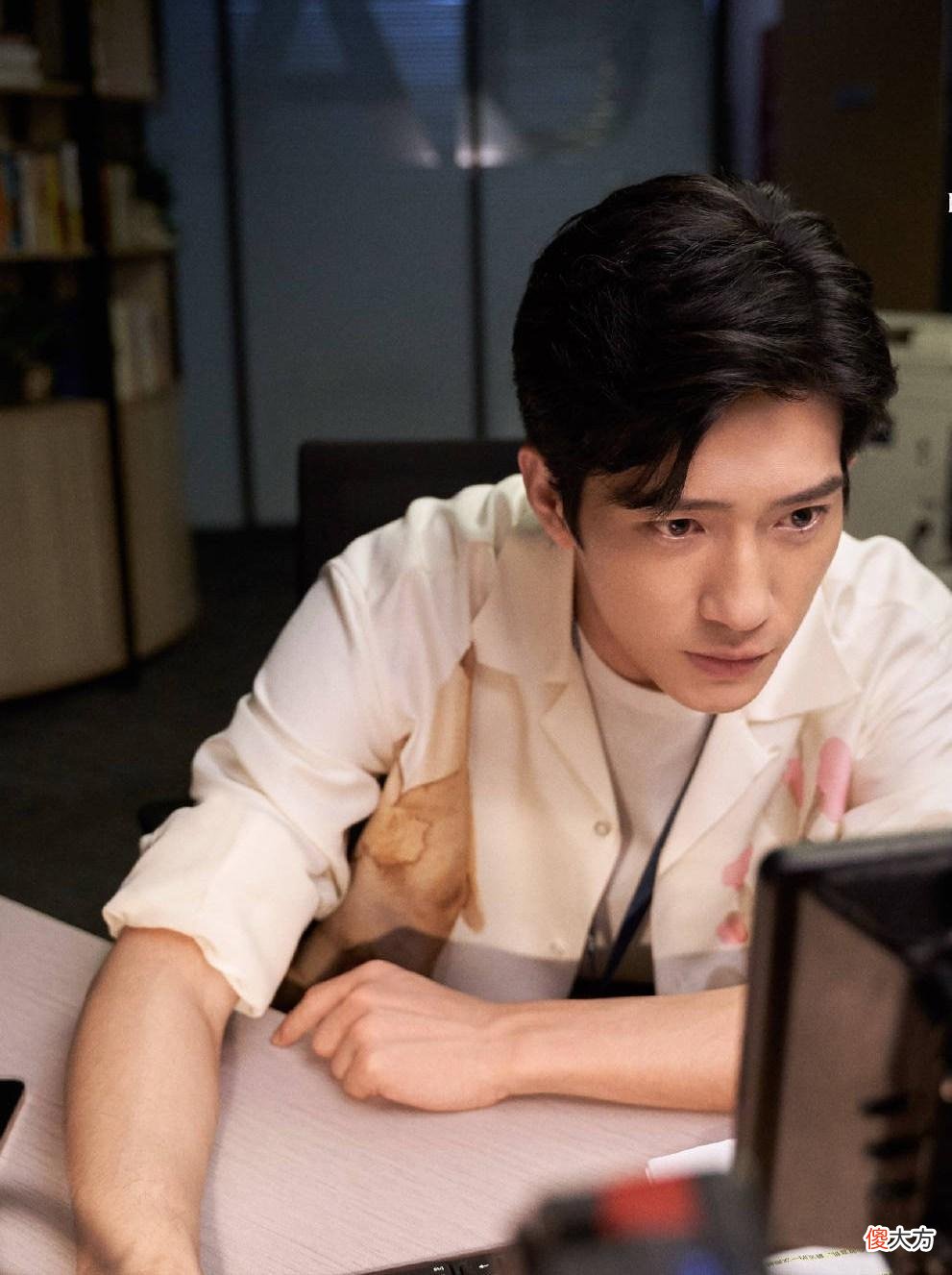 【就爱时尚】为什么很多男生都会手贱买一件花衬衫？因为真的太好看了