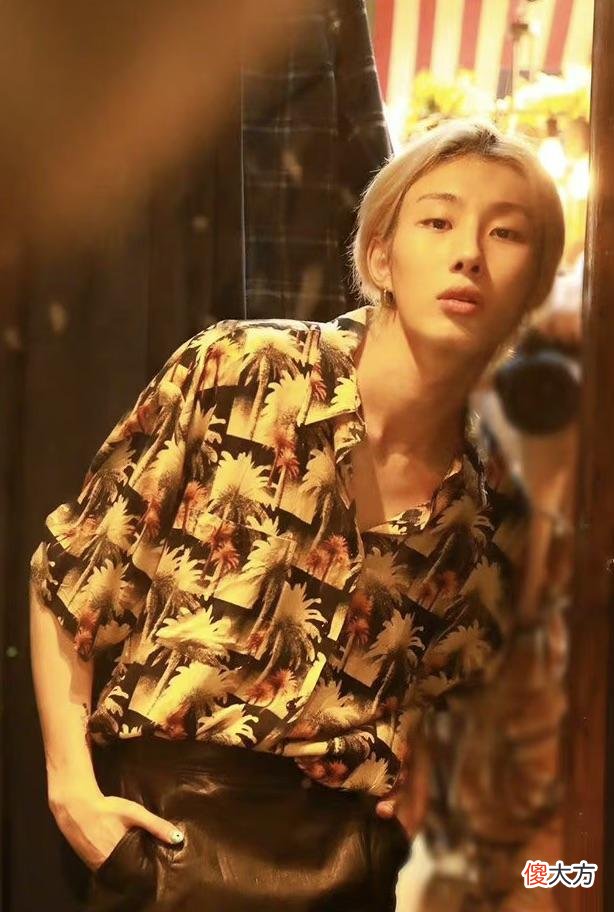 【就爱时尚】为什么很多男生都会手贱买一件花衬衫？因为真的太好看了